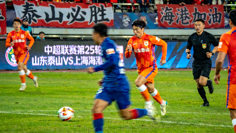 中超联赛山东泰山与上海海港队比赛直播画面
